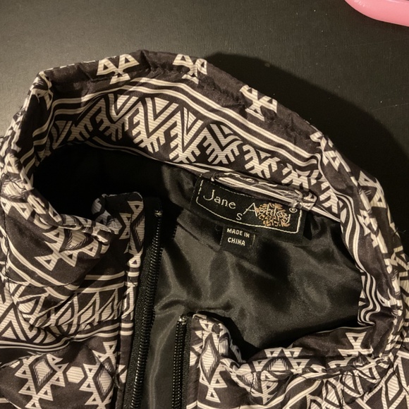 JANE ASHLEY QUILTED VEST SIZE SMALL BLACK WHITE GEOMETRIC DESIGN - Picture 3 of 3